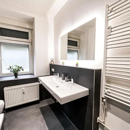 Moderne 3 Schlafzimmer Mit Modernem Bad, Kueche, Waschmaschine Und Trockner Apartment *